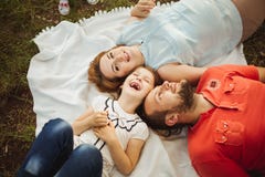 Glückliche Familie auf Natur photoshoot lizenzfreie stockfotos Glückliche Familie auf Natur photoshoot lizenzfreie stockfotos