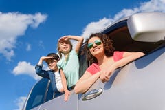 Glückliche Familie, die Autoreise- und Sommerferien genießt stockfotografie Glückliche Familie, die Autoreise- und Sommerferien genießt stockfotografie