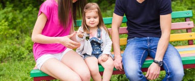 Glückliche Familie, die den Schlüssel zu ihrem neuen Haus hält lizenzfreie stockfotografie Glückliche Familie, die den Schlüssel zu ihrem neuen Haus hält lizenzfreie stockfotografie