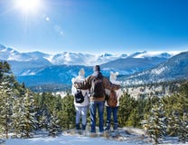 Glückliche Familie, die schönen Winterbergblick genießt stockfoto Glückliche Familie, die schönen Winterbergblick genießt stockfoto