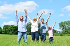 Glückliche Familie, die zusammen ihre Arme anhebt stockfotos Glückliche Familie, die zusammen ihre Arme anhebt stockfotos
