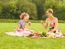 Glückliche Familie. Ein junges Mutter- und Mädchenspielen lizenzfreie stockbilder Glückliche Familie. Ein junges Mutter- und Mädchenspielen lizenzfreie stockbilder