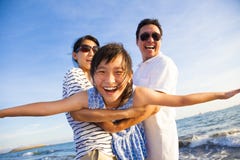 Glückliche Familie genießen Sommerferien stockfotos Glückliche Familie genießen Sommerferien stockfotos