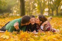 Glückliche Familie im Park lizenzfreie stockbilder Glückliche Familie im Park lizenzfreie stockbilder