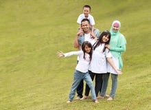 Glückliche Familie mit drei Kindern stockfoto Glückliche Familie mit drei Kindern stockfoto