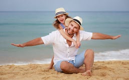 Glückliche Familie am Strand Vater- und Kindertochterumarmung in Meer stockbilder Glückliche Familie am Strand Vater- und Kindertochterumarmung in Meer stockbilder