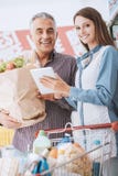 Glückliche Familie am Supermarkt stockfotografie Glückliche Familie am Supermarkt stockfotografie