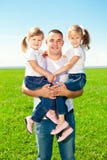 Glückliche Familie zusammen Park im im Freien am sonnigen Tag. Vati und zwei lizenzfreie stockfotos Glückliche Familie zusammen Park im im Freien am sonnigen Tag. Vati und zwei lizenzfreie stockfotos