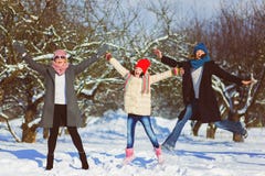 Glückliche Familie Zwei Frau und Mädchen ein Winter gehen in Natur stockbilder Glückliche Familie Zwei Frau und Mädchen ein Winter gehen in Natur stockbilder