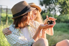 Glückliche Familienmutter mit Tochter in der Natur, Frau, die kleine neugeborene Babyküken in den Händen, Bauernhof, rustikale Ar lizenzfreie stockfotografie Glückliche Familienmutter mit Tochter in der Natur, Frau, die kleine neugeborene Babyküken in den Händen, Bauernhof, rustikale Ar lizenzfreie stockfotografie