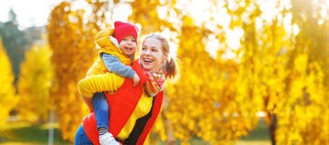 Glückliche Familienmutter und Babysohn auf Herbst gehen lizenzfreie stockfotografie Glückliche Familienmutter und Babysohn auf Herbst gehen lizenzfreie stockfotografie