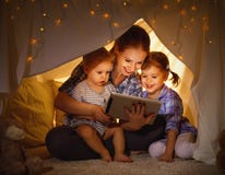 Glückliche Familienmutter und -kinder, die im Tabletten-PC spielen stockfoto Glückliche Familienmutter und -kinder, die im Tabletten-PC spielen stockfoto
