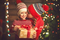 Glückliche Familienmutter und Kindermädchen mit Weihnachtsgeschenk stockbild Glückliche Familienmutter und Kindermädchen mit Weihnachtsgeschenk stockbild