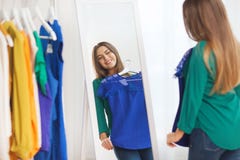 Glückliche Frau, die zu Hause Garderobe der Kleidung wählt Lizenzfreie Stockfotografie Glückliche Frau, die zu Hause Garderobe der Kleidung wählt Lizenzfreie Stockfotografie