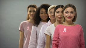 Glückliche Frauen, die rosa Hemd- und Brustkrebsbänder, Schlangestehen tragen stock video Glückliche Frauen, die rosa Hemd- und Brustkrebsbänder, Schlangestehen tragen stock video