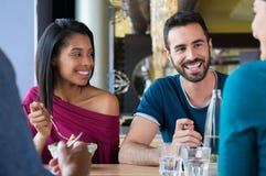 Glückliche Freunde, die zusammen essen stockfotos Glückliche Freunde, die zusammen essen stockfotos