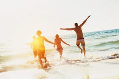 Glückliche Freundseestrandurlaube stockfotografie Glückliche Freundseestrandurlaube stockfotografie