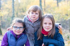 Glückliche Geschwister - drei Schwestern im herbstlichen Waldlächeln lizenzfreie stockfotos Glückliche Geschwister - drei Schwestern im herbstlichen Waldlächeln lizenzfreie stockfotos