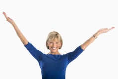 Glückliche Geschäftsfrau With Arms Raised gegen weißen Hintergrund lizenzfreies stockbild Glückliche Geschäftsfrau With Arms Raised gegen weißen Hintergrund lizenzfreies stockbild