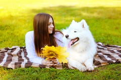 Glückliche hübsche Frau des Porträts und weißer Samoyed verfolgen Haben des Spaßes lizenzfreie stockfotos Glückliche hübsche Frau des Porträts und weißer Samoyed verfolgen Haben des Spaßes lizenzfreie stockfotos