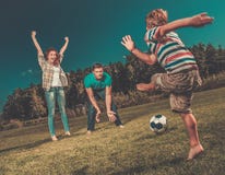 Glückliche junge Familie draußen Lizenzfreie Stockbilder Glückliche junge Familie draußen Lizenzfreie Stockbilder