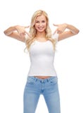 Glückliche junge Frau oder Jugendliche im weißen T-Shirt stockfoto Glückliche junge Frau oder Jugendliche im weißen T-Shirt stockfoto