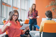 Glückliche junge Geschäftsfrau mit ihrem Personal, Leutegruppe im Hintergrund im modernen hellen Büro zuhause stockbilder Glückliche junge Geschäftsfrau mit ihrem Personal, Leutegruppe im Hintergrund im modernen hellen Büro zuhause stockbilder