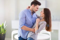 Glückliche junge Paare lizenzfreie stockfotografie Glückliche junge Paare lizenzfreie stockfotografie