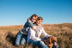 Glückliche junge Paare, die draußen umarmen und lachen stockbild Glückliche junge Paare, die draußen umarmen und lachen stockbild