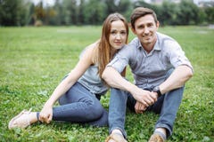 Glückliche junge Paare, die ein Picknick im Freien an einem Sommertag haben lizenzfreie stockfotos Glückliche junge Paare, die ein Picknick im Freien an einem Sommertag haben lizenzfreie stockfotos