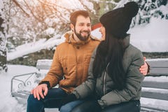Glückliche junge Paare im Winter Familie draußen Mann und Frau, die aufwärts schauen und Lachen Liebe, Spaß, Jahreszeit und Leute stockfotografie Glückliche junge Paare im Winter Familie draußen Mann und Frau, die aufwärts schauen und Lachen Liebe, Spaß, Jahreszeit und Leute stockfotografie