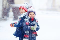 Glückliche Kinder, die Spaß mit Schnee im Winter haben lizenzfreie stockbilder Glückliche Kinder, die Spaß mit Schnee im Winter haben lizenzfreie stockbilder