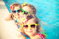 Glückliche Kinder im Swimmingpool lizenzfreie stockfotos Glückliche Kinder im Swimmingpool lizenzfreie stockfotos