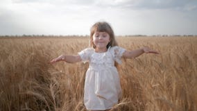 Glückliche Kindheit, wenig lächelnde Kinderläufe und riped Weizenährchen auf dem Getreideerntegebiet berühren stock video footage Glückliche Kindheit, wenig lächelnde Kinderläufe und riped Weizenährchen auf dem Getreideerntegebiet berühren stock video footage