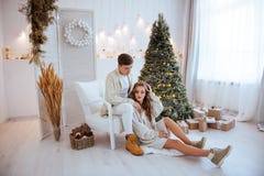 Glückliche Liebespaare feiern Weihnachtsfeiertage stockbilder Glückliche Liebespaare feiern Weihnachtsfeiertage stockbilder