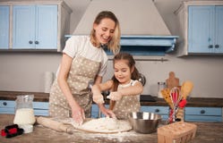 Glückliche liebevolle Familie bereitet Bäckerei zusammen vor Mutter- und Kindertochtermädchen machen Plätzchen und haben Spa lizenzfreie stockfotos Glückliche liebevolle Familie bereitet Bäckerei zusammen vor Mutter- und Kindertochtermädchen machen Plätzchen und haben Spa lizenzfreie stockfotos