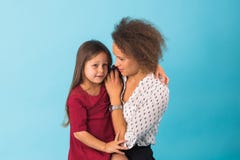 Glückliche liebevolle Familie Mutter und Tochter spielen, küssen und umarmen lizenzfreies stockfoto Glückliche liebevolle Familie Mutter und Tochter spielen, küssen und umarmen lizenzfreies stockfoto