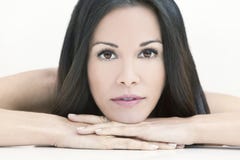 Glückliche lächelnde schöne Frau, die auf ihren Händen stillsteht stockfoto Glückliche lächelnde schöne Frau, die auf ihren Händen stillsteht stockfoto