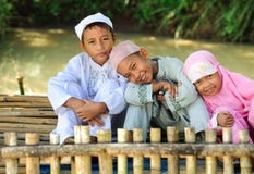 Glückliche moslemische Kinder im Freien lizenzfreies stockfoto Glückliche moslemische Kinder im Freien lizenzfreies stockfoto