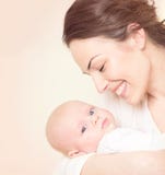 Glückliche Mutter und ihr neugeborenes Baby lizenzfreie stockbilder Glückliche Mutter und ihr neugeborenes Baby lizenzfreie stockbilder