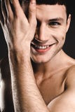 Glückliche männliche versteckende Hälfte des Gesichtes stockbild Glückliche männliche versteckende Hälfte des Gesichtes stockbild