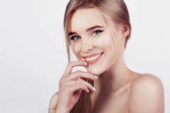 Glückliche nette junge Frau mit den perfekten Zähnen und saubere Haut lächeln Schönes breites Lächeln des jungen frischen blonden lizenzfreie stockfotos Glückliche nette junge Frau mit den perfekten Zähnen und saubere Haut lächeln Schönes breites Lächeln des jungen frischen blonden lizenzfreie stockfotos