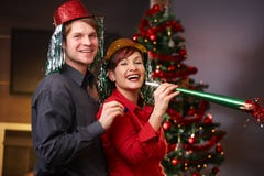 Glückliche Paare auf des Sylvesterabends lizenzfreie stockfotos Glückliche Paare auf des Sylvesterabends lizenzfreie stockfotos