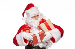 Glückliche Santa Claus hält Geschenke stockfotos Glückliche Santa Claus hält Geschenke stockfotos