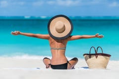 Glückliche Strandfrau der Sommerferien, die Feiertag genießt stockbild Glückliche Strandfrau der Sommerferien, die Feiertag genießt stockbild
