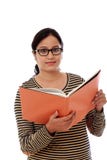 Glückliche Studentin, die Lehrbuch hält lizenzfreies stockfoto Glückliche Studentin, die Lehrbuch hält lizenzfreies stockfoto