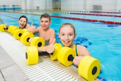Glückliche und lächelnde Gruppe Kinder, die Übungen in einem Swimmingpool tun stockfotografie Glückliche und lächelnde Gruppe Kinder, die Übungen in einem Swimmingpool tun stockfotografie