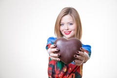 Glückliche Valentinstagfrau mit Schokoladenherzen stockfotografie Glückliche Valentinstagfrau mit Schokoladenherzen stockfotografie