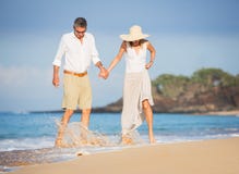 Glückliche ältere Paare auf dem Strand. Ruhestand tropisches Luxusres stockfoto Glückliche ältere Paare auf dem Strand. Ruhestand tropisches Luxusres stockfoto