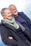 Glückliche ältere ältere Paare, die auf Strand gehen lizenzfreie stockfotos Glückliche ältere ältere Paare, die auf Strand gehen lizenzfreie stockfotos